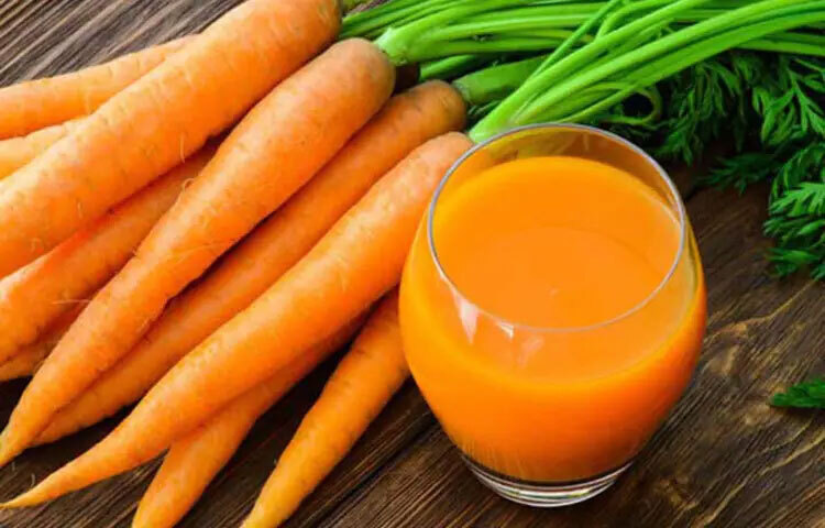 ইমিউনিটি বাড়ানোর ক্ষেত্রেও গাজর অত্যন্ত গুরুত্বপূর্ণ। ভিটামিন–এ ছাড়াও এতে আছে ভিটামিন বি–৬, বায়োটিন, পটাসিয়ামসহ আরও বেশ কিছু খনিজ উপাদান যা রোগ প্রতিরোধ ক্ষমতা শক্তিশালী করে এবং হাড়কে মজবুত রাখতে সহায়তা করে। পটাসিয়াম উচ্চ রক্তচাপ নিয়ন্ত্রণেও বড় ভূমিকা রাখে।