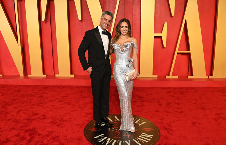 ক্যাশ ওয়ারেন এবং অভিনেত্রী জেসিকা অ্যালবা। ছবি: এএফপি