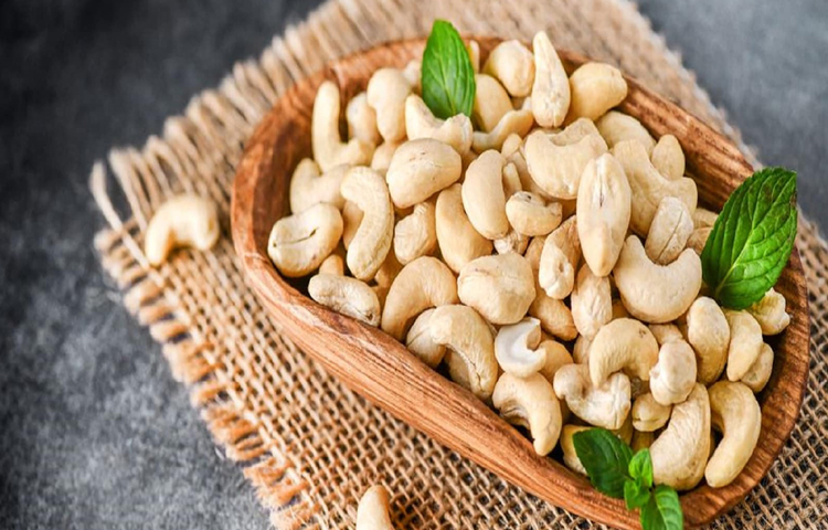 কাজু হলো আয়রন ও কপারের উৎস, যা লাল রক্তকণিকা গঠন ও শক্তি উৎপাদনে সহায়তা করে। এগুলোতে অ্যান্টি অক্সিডেন্ট আছে যা চোখের স্বাস্থ্যের উপকার করতে পারে। ছবি: সংগৃহীত