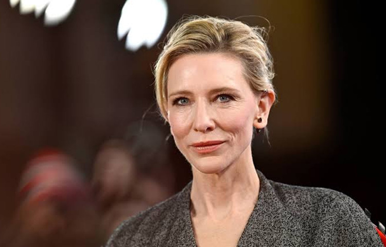 ১৯৯৮ সালে শেখর কাপুরের পরিচালিত ‘এলিজাবেথ’ সিনেমায় তরুণী এলিজাবেথ থেকে শুরু করে এক রাজশক্তির প্রতীক হয়ে ওঠা ইংল্যান্ডের রানি এলিজাবেথ; এই রূপান্তরের যাত্রা যেন ব্ল্যানচেটের নিজস্ব ক্যারিয়ারের প্রতিফলন। এই সিনেমা দিয়েই তিনি প্রথমবার অস্কারে মনোনীত হন। পরবর্তীতে এর সিক্যুয়েল ‘এলিজাবেথ: দ্যা গোল্ডেন এইজ’- এও তিনি রাজকীয় অভিনয় করেন।