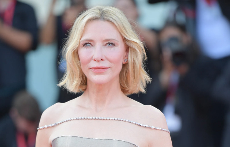 ২০০৪ সালে মার্টিন স্করসেজির পরিচালিত ‘দ্যা অ্যাভাটর’ সিনেমায় ব্ল্যানচেট অভিনয় করেন কিংবদন্তি হলিউড অভিনেত্রী ক্যাথারিন হেপবার্নের চরিত্রে। আর এই চরিত্রে অনবদ্য পারফরম্যান্সের জন্য তিনি জেতেন সেরা পার্শ্ব-অভিনেত্রীর অস্কার। বাস্তব চরিত্র ফুটিয়ে তোলার ক্ষেত্রে তার দক্ষতা এই সিনেমাতেই প্রথম ব্যাপকভাবে প্রশংসিত হয়।