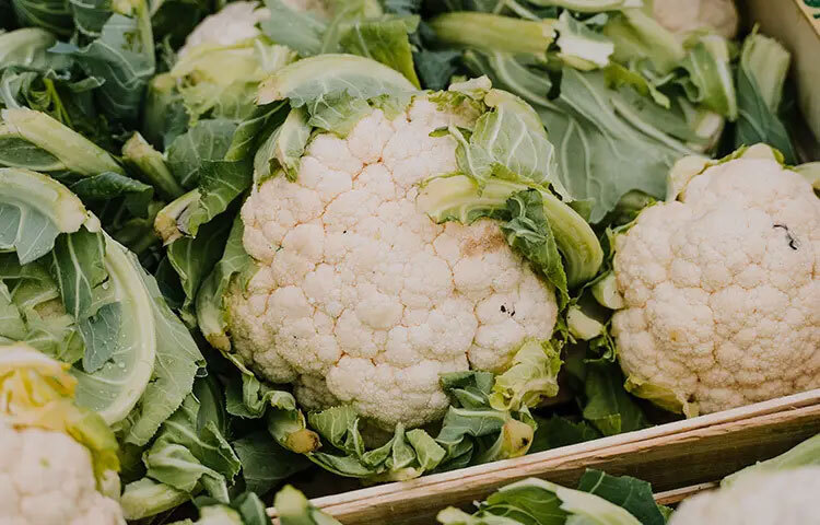 ভিটামিন ও খনিজে সমৃদ্ধ: ফুলকপি ভিটামিন সি, কে, বি৬, এবং ফোলেটের ভালো উৎস। ভিটামিন সি শরীরের রোগপ্রতিরোধ ক্ষমতা বাড়ায়, কোলাজেন উৎপাদনে সহায়তা করে এবং ত্বককে সুস্থ রাখে। ভিটামিন কে হাড়ের স্বাস্থ্য রক্ষায় সহায়ক। এছাড়া, ফুলকপিতে পটাশিয়াম, ম্যাগনেশিয়াম ও ক্যালসিয়াম থাকে, যা হার্ট ও হাড়কে শক্তিশালী রাখে।