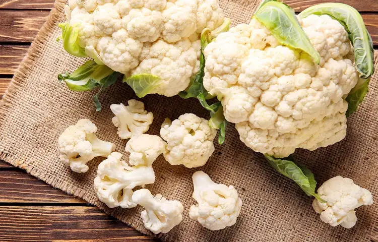 অ্যান্টিঅক্সিডেন্টের ভান্ডার: ফুলকপিতে রয়েছে বিভিন্ন ধরনের অ্যান্টিঅক্সিডেন্ট, যেমন- গ্লুকোসিনোলেট ও কারটেনয়েড। এগুলো শরীরের ফ্রি র‍্যাডিকেল ধ্বংস করে কোষকে ক্ষতি থেকে রক্ষা করে। নিয়মিত ফুলকপি খেলে বয়সজনিত রোগ এবং কিছু ধরনের ক্যানসারের ঝুঁকি কমে।