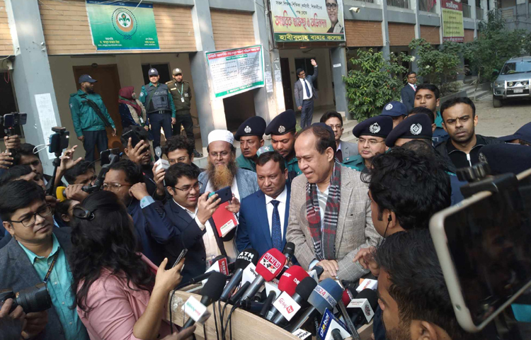 সিইসি বলেন, আমার কাজ ভোট আয়োজন করা, কেউ ভোট দিতে আসবে কি আসবে না, সহিংসতা পরিস্থিতি কি হবে, জানি না। সহিংসতা বিষয়টি আইন-শৃঙ্খলা বাহিনী দেখবে। ছবি: জাগো নিউজ