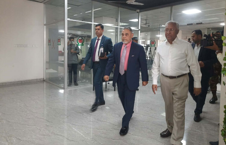 ত্রয়োদশ সংসদ নির্বাচন ও গণভোটের তফসিল চূড়ান্তের মধ্যে প্রধান বিচারপতি ড. সৈয়দ রেফাত আহমেদের সঙ্গে সাক্ষাত করতে সুপ্রিম কোর্টে গেছেন প্রধান নির্বাচন কমিশনার (সিইসি) এএমএম নাসির উদ্দিন। ছবি: মফিজুল সাদিক