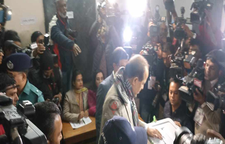 সকাল ৮টা ৪০ মিনিটে রাজধানীর শান্তিনগরের হাবিবুল্লাহ বাহার কলেজ সেন্টারে ভোট দিয়েছেন প্রধান নির্বাচন কমিশনার (সিইসি) কাজী হাবিবুল আউয়াল। ছবি: জাগো নিউজ