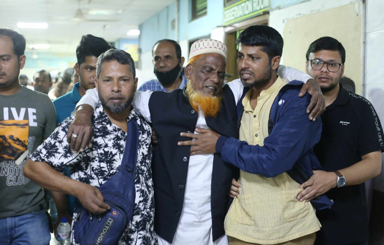 ছোট ছেলে মিনহাজের মৃত্যুর খবর পেয়ে  চাঁদপুরের মতলব থেকে সকালে ছুটে এসেছে বাবা ওয়ালিউল্লাহ খান। এসে বড় ছেলেকে জড়িয়ে ধরে ঢাকা মেডিকেলের মর্গের সামনে কান্নায় ভেঙে পড়েন তিনি। ছবি: মাহবুব আলম