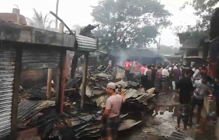 চাঁদপুরের শাহরাস্তি উপজেলার ঠাকুর বাজারে চায়ের দোকানের চুলার আগুনে পুড়লো ১৪ দোকান। ছবি: শরীফুল ইসলাম