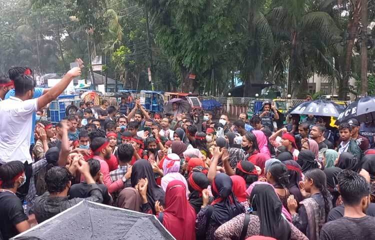 কোটাবিরোধী আন্দোলনের অংশ হিসেবে ‘মার্চ ফর জাস্টিস’ পদযাত্রা কর্মসূচির অংশ হিসেবে চোখে-মুখে লাল কাপড় বেঁধে চাঁদপুর জেলা জজ আদালত ও জেলা প্রশাসক কার্যালয় এলাকায় প্রতিবাদ এবং বিক্ষোভ করেছে শিক্ষার্থীরা। ছবি: শরীফুল ইসলাম