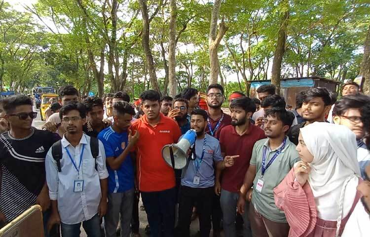 নির্মাণের ১৯ বছর পার হলেও চাঁদপুর সেতুর টোল আদায় কার্যক্রম এখনো বন্ধ হয়নি। পুরোপুরি টোল বন্ধের দাবিতে ফের বিক্ষোভ করেছেন বৈষম্যবিরোধী ছাত্র আন্দোলনকারী শিক্ষার্থীরা। ছবি: শরীফুল ইসলাম