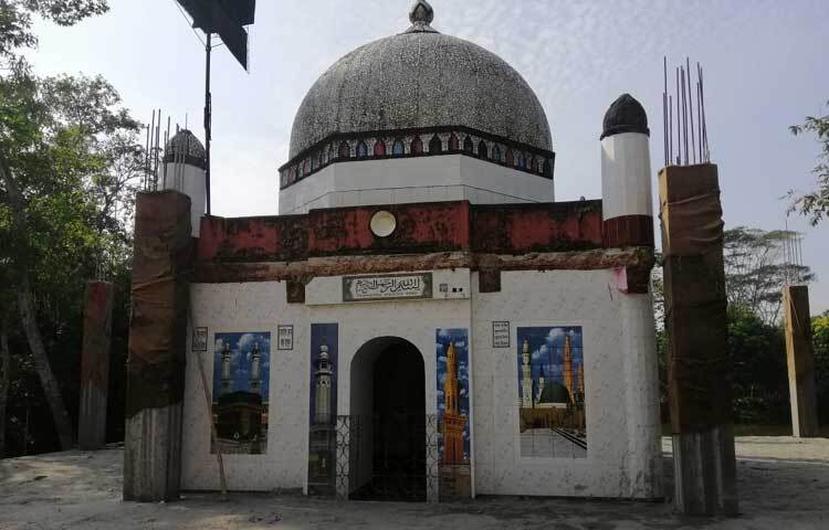 মসজিদ কমিটির কোষাধ্যক্ষ বায়েজিদ সরকার বলেন, প্রতি শুক্রবার দূর-দূরান্ত থেকে মানুষজন এখানে আসেন মানতের নগদ টাকা ও মিষ্টি নিয়ে। তাদের ধারণা, কোনো নিয়তে মানত করলে আল্লাহর অশেষ রহমতে তা পূরণ হয়।