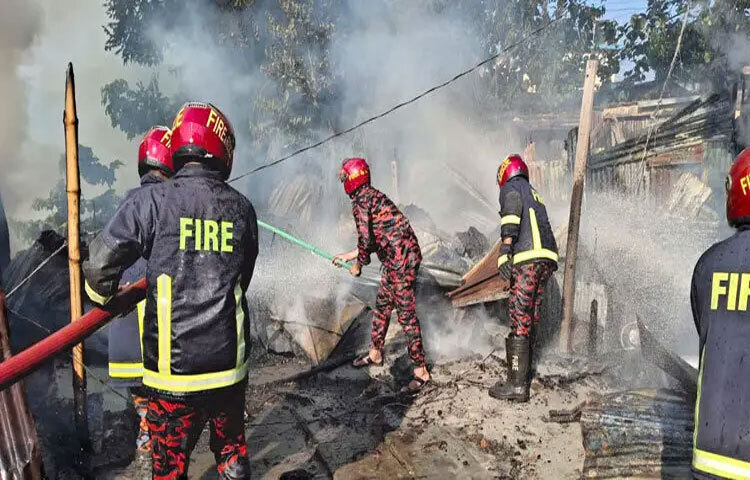 চাঁদপুরের বাগাদিতে খাবার হোটেলে গ্যাস সিলিন্ডার লিকেজ থেকে আগুনে সাত দোকানের মালামাল পুড়ে ছাই হয়ে গেছে। তবে এ ঘটনায় কেউ হতাহত হয়নি। ছবি: শরীফুল ইসলাম