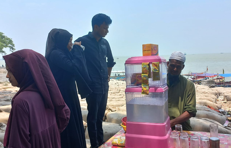 অন্যান্য জায়গার মতো এখানেও বিক্রি হচ্ছে শরবত। ঘুরতে আসা প্রায় সবাই তৃষ্ণা মেটাতে পান করছেন শরবত। ছবি: শরিফুল ইসলাম