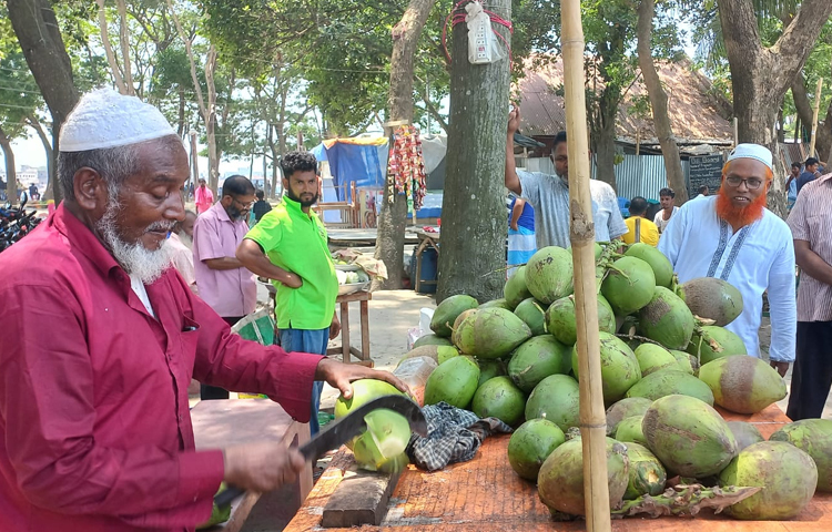 শহরের অন্যান্য জায়গায় তীব্র রোদ থাকলেও এই তিন নদীর মোহনায় রয়েছে গাছের শীতল ছায়া। ছবি: শরিফুল ইসলাম