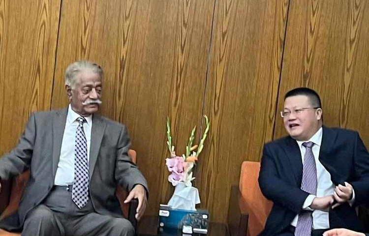 রাজধানীর শেরেবাংলা নগরে পরিকল্পনামন্ত্রী আব্দুস সালামের সঙ্গে সাক্ষাৎ শেষে বাংলাদেশে নিযুক্ত চীনের রাষ্ট্রদূত ইয়াও ওয়েন সাংবাদিকদের বলেন, যুক্তরাষ্ট্রের ফাইন্যান্সিয়াল ও মনিটরি পলিসির মিসম্যাচ’র (অমিল) কারণে আমরাও ডলার সংকটে ভুগছি। ছবি: মফিজুল সাদিক