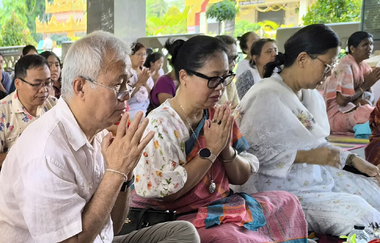 রাঙ্গামাটি সদরের তবলছড়ি আনন্দ বিহার বহুমুখী হলরুমে বৌদ্ধদের প্রধান ধর্মীয় উৎসব বুদ্ধ পূর্ণিমা উদ্যাপন অনুষ্ঠানে প্রধান অতিথি হিসেবে উপস্থিত থেকে প্রার্থনায় অংশ নেন পার্বত্য চট্টগ্রাম বিষয়ক উপদেষ্টা সুপ্রদীপ চাকমা। ছবি: পিআইডি