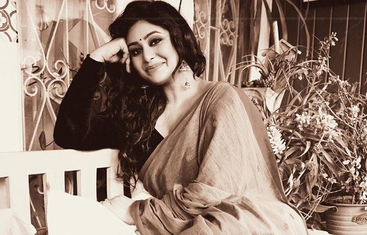 শেয়ার করা ছবিতে অন্যরকম ভাবে ধরা দিয়েছেন লাস্যময়ী এ অভিনেত্রী। পরনে শাড়ি আর চোখের গাঢ় কাজলে মুগ্ধ তার ভক্ত-অনুরাগীরা। ছবি: ফেসবুক থেকে