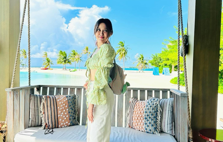 অভিনেত্রী শেয়ার করা ছবিগুলোর ক্যাপশনে লিখেছেন, ‘২০২৩ সালের ভ্রমণ ডায়েরি’। এই অতিবাহিত বছরটি আমার জন্য একটি আশীর্বাদ ছিল কারণ আমার হৃদয় কিছু চিত্তাকর্ষক, মন্ত্রমুগ্ধকর স্থান দেখেছে। আমি সব কিছুর মধ্যে ভালোবাসা খুঁজে পেয়েছি। আমি আমার ত্রুটিগুলি থেকে শিখেছি এবং অনুগ্রহের সঙ্গে আবার এটিকে আলিঙ্গন করেছি এবং আবার…। আমি প্রকৃতি, আমার বন্ধু, ভক্ত এবং প্রিয়জনদের কাছ থেকে উদ্ভাবন পেয়েছি। ছবি: ফেসবুক থেকে