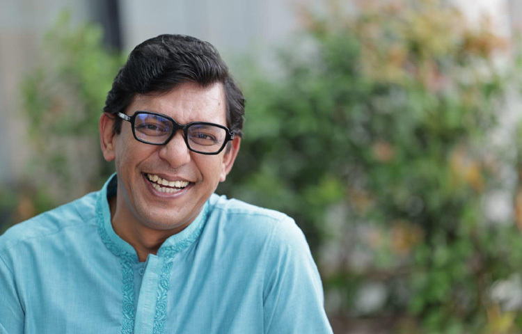 চঞ্চল চৌধুরী একাধিকবার জাতীয় চলচ্চিত্র পুরস্কার, মেরিল-প্রথম আলো পুরস্কারসহ দেশ-বিদেশে বহু সম্মান অর্জন করেছেন। তবে তার সবচেয়ে বড় পুরস্কার দর্শকের ভালোবাসা।