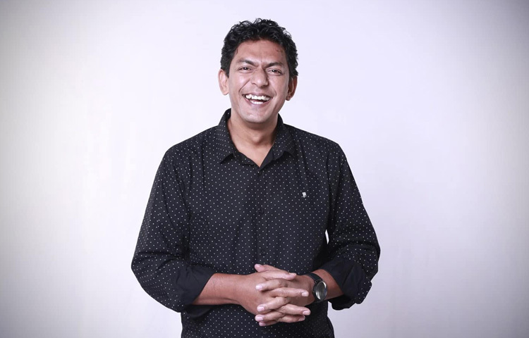 চঞ্চল চৌধুরীর অভিনয়ের বিশেষত্ব হলো তিনি শব্দের চেয়ে বেশি গুরুত্ব দেন চোখ, মুখভঙ্গি আর দেহভাষায়। তার অভিনয় যেন একেকটা শব্দহীন কবিতা, যেখানে দর্শক প্রতিটি মুহূর্তে অনুভব করে চরিত্রের ভেতরের টানাপোড়েন।