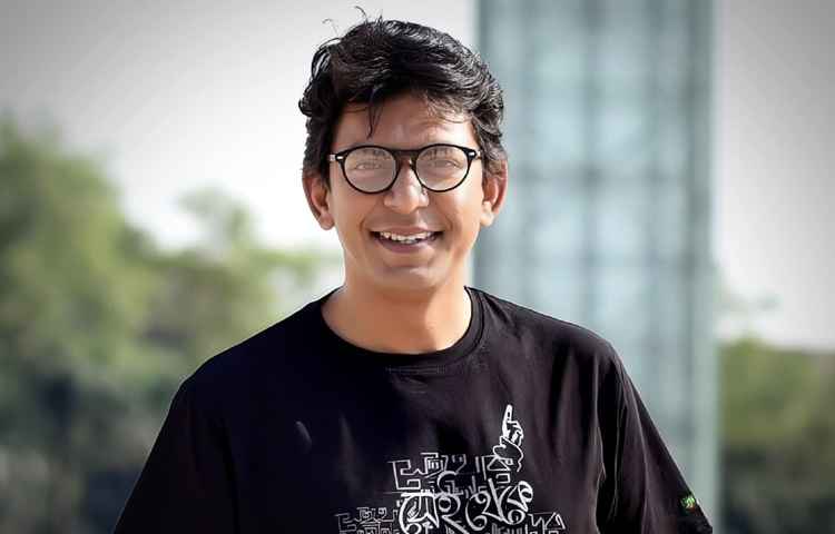 চঞ্চল চৌধুরীর টিভি যাত্রা শুরু হয় ২০০০ সালের দিকে। ২০০৪ সালে হানিফ সংকেত পরিচালিত নাটক ‘কোথাও কেউ নেই’ এর মাধ্যমে পরিচিতি লাভ করেন।