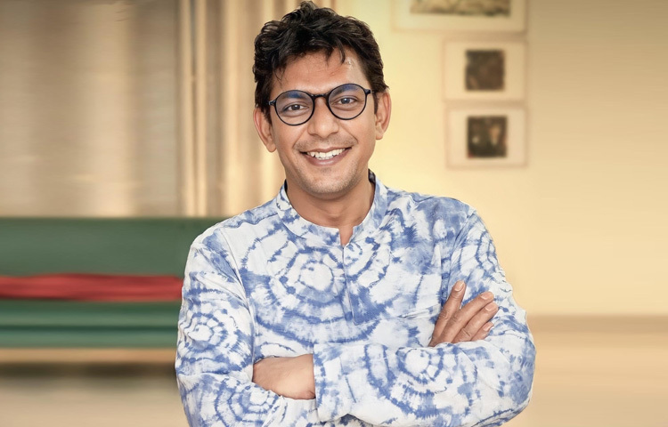 ‘মনপুরা’ সিনেমার গর্জনভরা নীরবতা কিংবা ‘আয়নাবাজি’র দ্বৈত জীবনের দ্বিধা-সবকিছুই তিনি ফুটিয়ে তুলেছেন নিঃশব্দে। তার অভিনয়ে সংলাপ নয়, সংবেদনই কথা বলে।