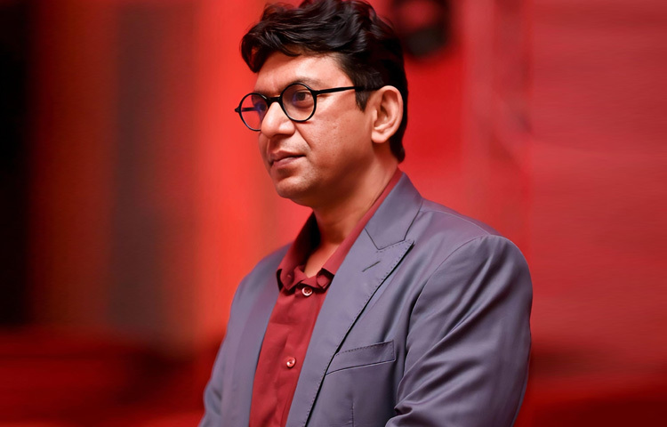 চঞ্চল চৌধুরী রাজশাহী বিশ্ববিদ্যালয়ে পড়াশোনার জন্য যান। সেখানেই তিনি নাট্যদল ‘আরণ্যক নাট্যদল’-এর সঙ্গে যুক্ত হন এবং কিংবদন্তি নাট্যব্যক্তিত্ব মামুনুর রশীদের সান্নিধ্যে আসেন। পরবর্তীতে তিনি ঢাকা বিশ্ববিদ্যালয়ের চারুকলা অনুষদ থেকে স্নাতকোত্তর ডিগ্রি অর্জন করেন।