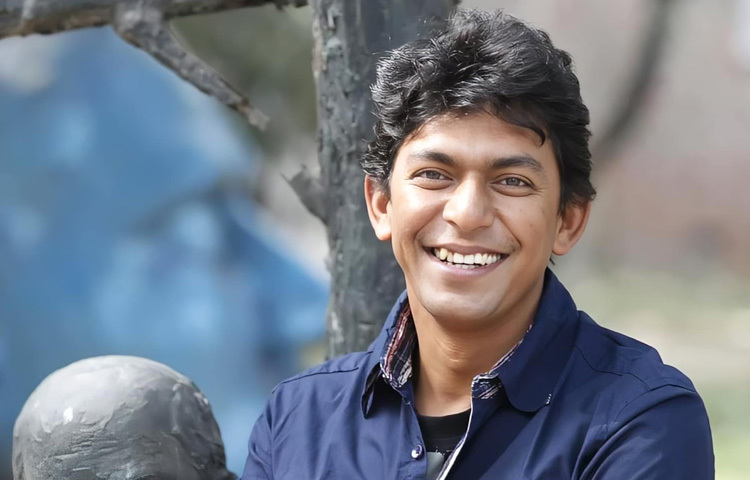 গিয়াস উদ্দিন সেলিম পরিচালিত ‘মনপুরা’ সিনেমায় অনবদ্য অভিনয় দিয়ে রাতারাতি দেশের সেরা অভিনেতাদের কাতারে চলে আসেন।