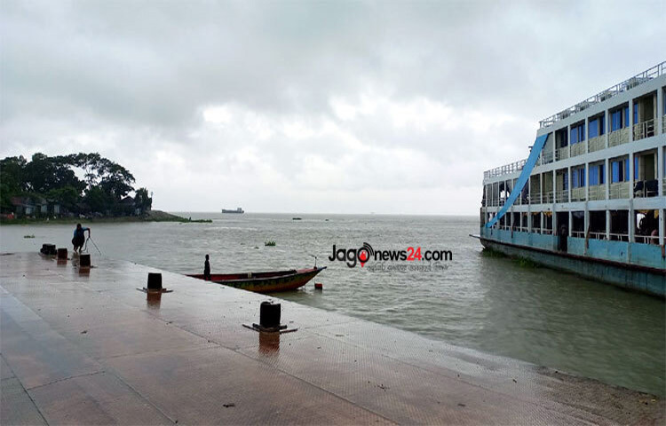 বঙ্গোপসাগরে সৃষ্ট নিম্নচাপের কারণে চাঁদপুরে বৃষ্টিপাত ও ঝোড়ো হাওয়া বইতে শুরু করেছে। তাই দুর্ঘটনা এড়াতে চাঁদপুর-নারায়ণগঞ্জগামী সকল ছোট লঞ্চের চলাচল পরবর্তী নির্দেশ না দেওয়া পর্যন্ত স্থগিত করা হয়েছে। ছবি: শরীফুল ইসলাম