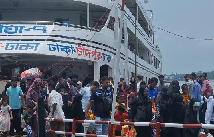 ঈদ উপলক্ষে আজ থেকে সরকারি ছুটি। তাই নাড়ির টানে কর্মস্থল ছেড়ে বাড়ি ফিরছে মানুষ। ফলে সকাল থেকে চাঁদপুর লঞ্চ টার্মিনালে ভিড় রয়েছে উল্লেখ করার মতো। ছবি: শরীফুল ইসলাম