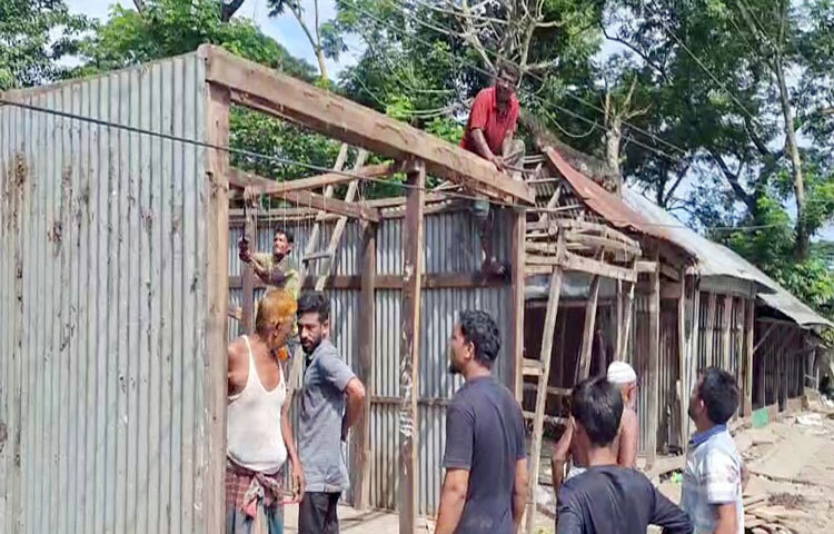 চাঁদপুরের মুন্সিরহাট বাজার এলাকায় সড়কের পাশে গড়ে ওঠা শতাধিক অবৈধ স্থাপনা উচ্ছেদ করেছে যৌথবাহিনী। ছবি: শরীফুল ইসলাম