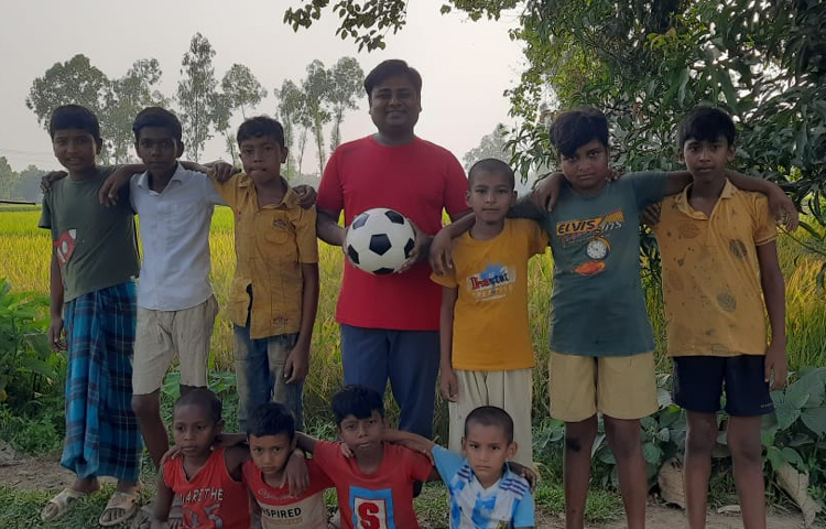 শিশুদের মানসিক বিকাশে প্রায়ই খেলার সামগ্রী উপহার দেন হাস্যোজ্জ্বল এই মানুষটি। ছবি: মাহবুব ইসলাম পলাশ