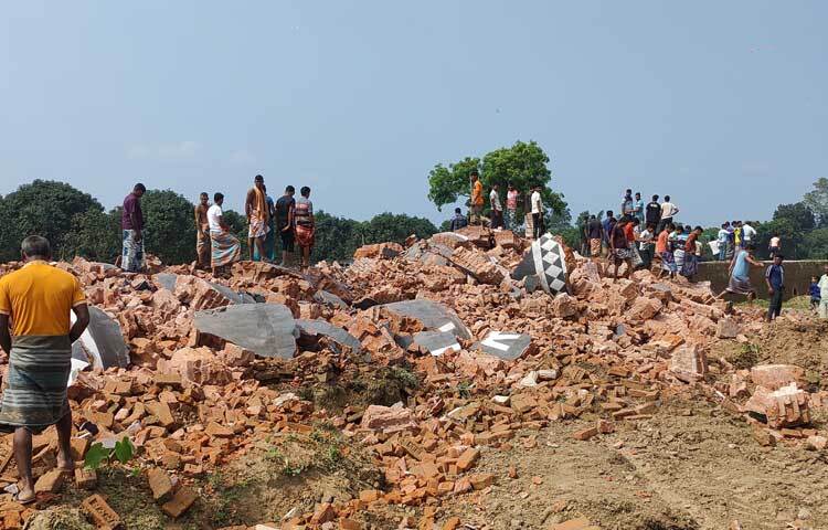 চাঁপাইনবাবগঞ্জের শিবগঞ্জে তিনটি অবৈধ ইটভাটা ভেঙে গুঁড়িয়ে দিয়েছে প্রশাসন। ছবি: সোহান মাহমুদ