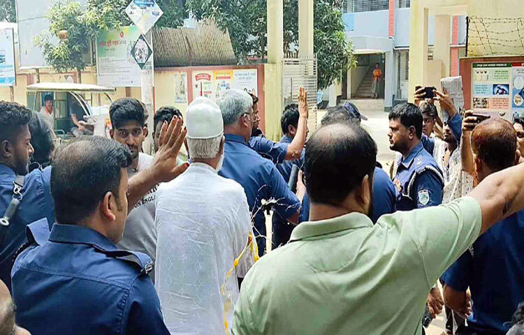 চাঁপাইনবাবগঞ্জে জামিন নিতে এসে তোপের মুখে জেলা আওয়ামী লীগের সহ-সভাপতি গোলাম রাব্বানী ও জেলা পরিষদের সাবেক চেয়ারম্যান রুহুল আমীন। এসময় সময় তাদের লক্ষ্য করে ডিম ছুড়ে মারা হয়। ছবি: সোহান মাহমুদ