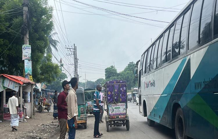 রাজশাহীতে এক বাস চালককে মারধরের ঘটনাকে কেন্দ্র করে চাঁপাইনবাবগঞ্জ-রাজশাহী রুটে বাস চলাচল বন্ধ রয়েছে। ছবি: সোহান মাহমুদ