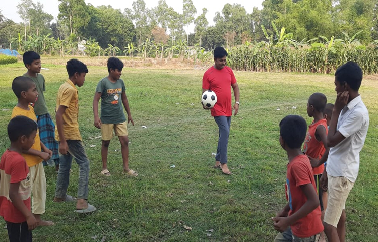 তিনি নিজে বৃক্ষরোপণ করেন এবং বিভিন্ন সময় বিনামূল্যে বৃক্ষ বিতরণ করেন। প্রকৃতিকে ভালোবাসার প্রতিদান হিসেবে তিনি পেয়েছেন বঙ্গবন্ধু জাতীয় কৃষি পুরস্কারও। ছবি: মাহবুব ইসলাম পলাশ