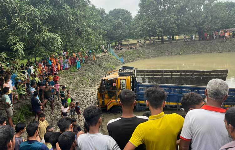 চাঁপাইনবাবগঞ্জের শিবগঞ্জে সিমেন্ট ভর্তি ট্রাক নর্দমায় পড়ে দুজন নিহত হয়েছেন। ছবি: সোহান মাহমুদ
