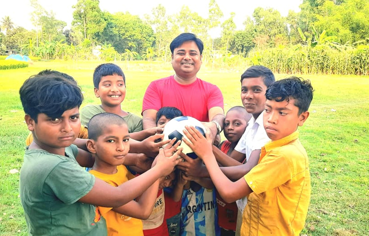 ফুটবল পেয়ে আনন্দে মেতেছে শিশুরা। ছবি: মাহবুব ইসলাম পলাশ