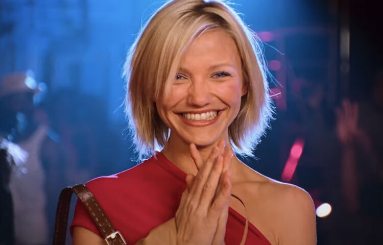 চার্লিস অ্যাঞ্জেলস (২০০০): এ সিনেমায় ক্যামেরন ডিয়াজকে দেখা যায় একেবারে ভিন্ন রূপে। নারীশক্তি, অ্যাকশন ও স্টাইল-সব মিলিয়ে ছবিটি হয়ে ওঠে দর্শকের কাছে বিশেষ। লুসি লিউ ও ড্রু ব্যারিমোরের সঙ্গে তার দুর্দান্ত সমন্বয় ছবিটিকে বানায় স্মরণীয়। পরে এর সিক্যুয়েলও আসে, যা সমান জনপ্রিয়তা পায়। ‘চার্লিস অ্যাঞ্জেলস’-এর মাধ্যমে ক্যামেরন দেখিয়ে দেন, তিনি শুধু রোমান্টিক চরিত্রেই নয়, অ্যাকশন–ঘরানাতেও সমান স্বচ্ছন্দ।