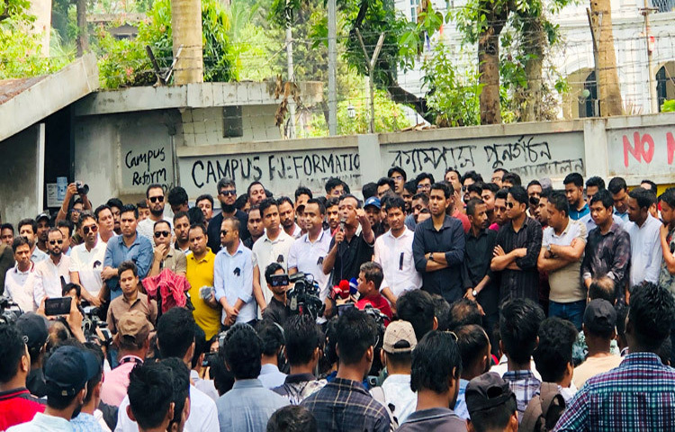 ঢাবি শিক্ষার্থী ও ছাত্রদল নেতা শাহরিয়ার আলম সাম্য হত্যায় জড়িতদের দ্রুত গ্রেফতার ও শাস্তির দাবিতে কালোব্যাজ ধারণ ও অবস্থান কর্মসূচি পালন করেছে ছাত্রদল। ছবি: জাগো নিউজ