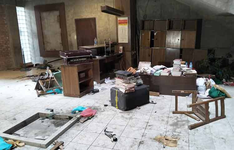 ‎এদিকে ছায়ানটের সামনে নিরাপত্তা দায়িত্বে থাকা ধানমন্ডি থানার উপ-পরিদর্শক (এসআই) খলিলুর রহমান বলেন, আমরা সকাল থেকে এখানে দায়িত্বে আছি। আমরা দ্বায়িত্বে পালনের পর থেকে এখন পর্যন্ত কোন ধরনের অঘটন ঘটেনি।