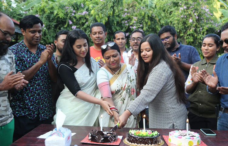 এই পরিবর্তন কেবল মাধ্যমের নয়; বিষয়, থিম, কাহিনার গভীরতাও বদলেছে। ছোট-পর্দার নাটক থেকে যে সরল গল্পগুলো করতেন, এখন বড় পর্দায় নাটকীয়তা, মধুরতা, থ্রিলার সবকিছু মিলিয়ে ভিন্ন মাত্রার চেষ্টা।