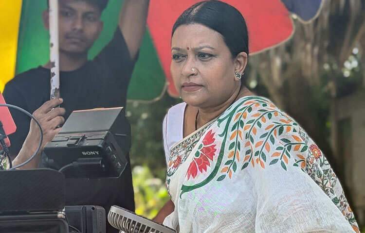 ২০০১ সালে ‘এক জীবন’ নামের একটি নাটক দিয়ে নির্মাতা হিসেবে তার যাত্রা শুরু। সেই সময় তার কথায়, মূলত সেটে মাত্র ‘দরকারি কাজের জন্য’ গিয়েছিলেন, কিন্তু সেখানে চিত্রনাট্য নিয়ে কথা চলছিল এবং প্রযোজক জানতে চাইলেন কে দেবে পরিচালনা? মুহূর্তের সিদ্ধান্তে চয়নিকা বলেছিলেন ‘আমি’। সেই ছোট্ট ‘হ্যাঁ’ ছিল তার ক্যারিয়ারের প্রথম ধাপ।