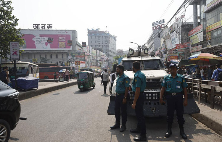 পুলিশের মুখে দেখা যাচ্ছে সতর্কতার ছাপ, পাশে ব্যারিকেড আর ওয়ার্কিং জ্যাকেটের হলুদ আলোয় শহরটা যেন নতুন এক চেহারা পেয়েছে।
