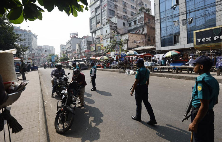 রাজধানীর গুরুত্বপূর্ণ সড়কগুলোয় দেখা যাচ্ছে একের পর এক পুলিশি চেকপোস্ট। ফার্মগেট, বিজয় সরণি, মগবাজার, রামপুরা সব জায়গাতেই তল্লাশি চলছে নিয়মিতভাবে। প্রতিটি গাড়ি, মোটরসাইকেল, এমনকি যাত্রীবাহী রিকশাও থামানো হচ্ছে প্রয়োজন অনুযায়ী।