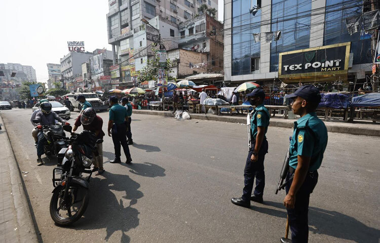 চেকপোস্ট মানেই হয়তো অনেকের কাছে অসুবিধা, দেরি আর বিরক্তির কারণ। কিন্তু এর পেছনে লুকিয়ে থাকে বড়ো একটি লক্ষ্য ‘নিরাপত্তা’।