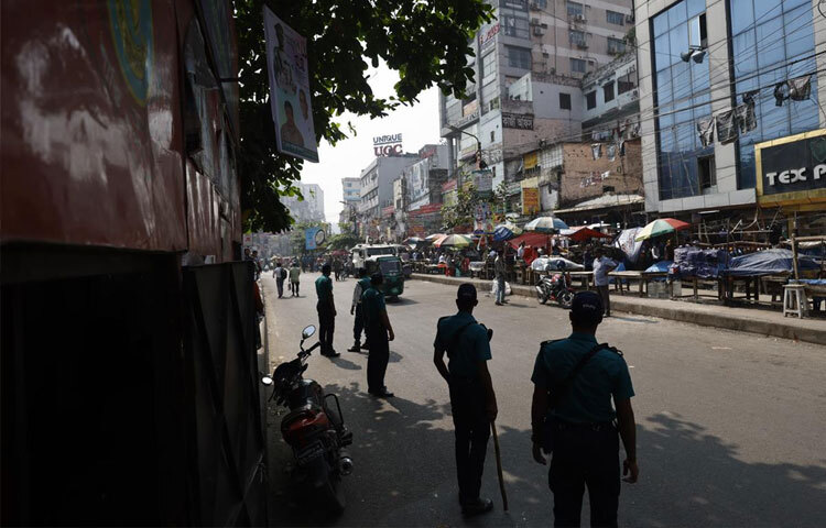 একজন পুলিশ কর্মকর্তা বলেন, নিরাপত্তা নিশ্চিত করতেই আমরা সক্রিয় রয়েছি। মানুষের স্বাভাবিক চলাচল বজায় রেখেই তল্লাশি চালানো হচ্ছে।