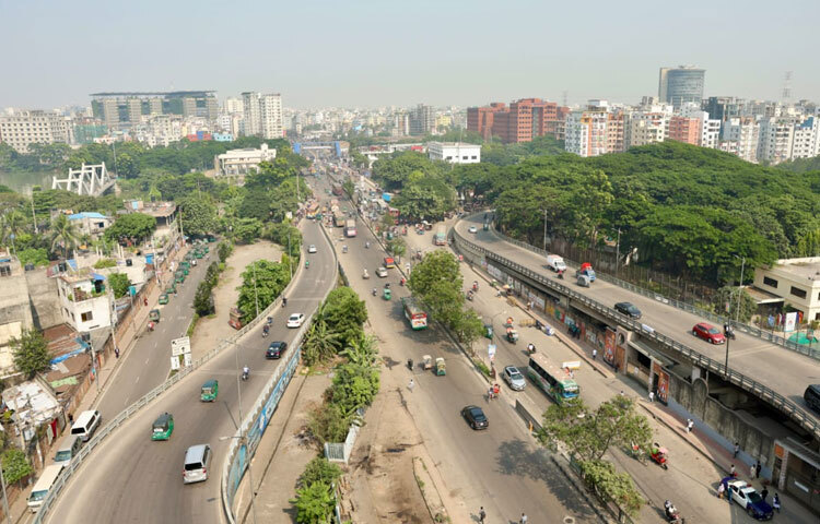 সাম্প্রতিক সময়ের নানা ঘটনা, অপরাধ প্রবণতা কিংবা বিশেষ অভিযানের কারণে আইনশৃঙ্খলা বাহিনী এখন আরও সচেতন। তাদের তৎপরতা কখনো কখনো শহরের স্বাভাবিক গতি কমিয়ে দেয়, কিন্তু এই ধীরতাই হয়তো নাগরিক নিরাপত্তার নিশ্চয়তা এনে দেয়।