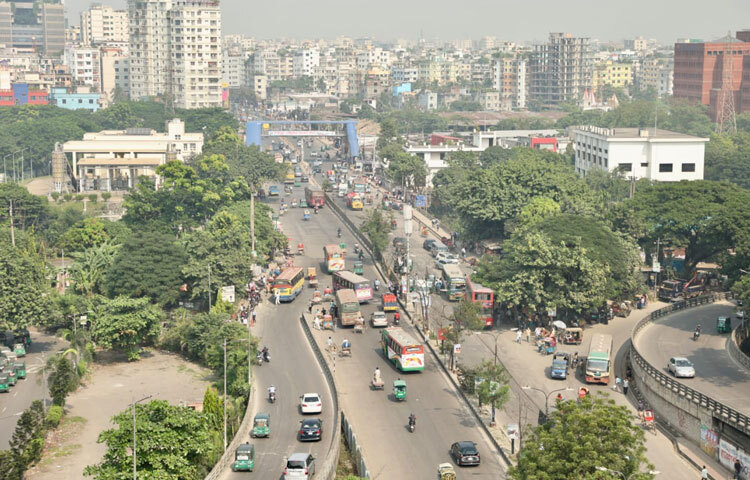 সকালের অফিস সময়েও আজ রাজধানীর ব্যস্ত সড়কগুলোতে যানবাহনের সংখ্যা অনেক কম। ফার্মগেট মোড় যেখানে সাধারণত মিনিটে মিনিটে ট্রাফিক সিগন্যালের আলো বদলায়, সেখানে আজ রাস্তায় চলাচল করছে হাতে গোনা কয়েকটি বাস ও প্রাইভেটকার। রামপুরা ব্রিজের ওপারেও নেই সেই চিরচেনা হর্নের প্রতিধ্বনি।
