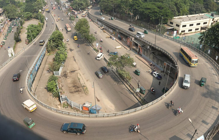 ব্যস্ত পুলিশ, কম গাড়ির সড়ক, থমথমে সকাল সবই মনে করিয়ে দেয়, শহর শুধু ইট-পাথরের নয়, এটি এক জীবন্ত সত্তা-যা কখনো নীরব হয়, কখনো জেগে ওঠে। নিরাপত্তার এই সাময়িক বিরতি হয়তো নাগরিক জীবনে কিছুটা অস্বস্তি আনে, কিন্তু এর মধ্যেই লুকিয়ে আছে শান্তির আশা, নিশ্চিন্ত আগামী দিনের প্রতিশ্রুতি।